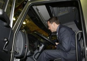 Кремль: У Медведева есть права на вождение грузовиков