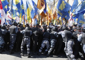 Милиция оттеснила противников Януковича от здания Львовской политехники