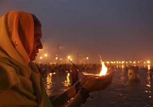Стартовал один из крупнейших индуистских фестивалей. На берегах Ганга собрались около миллиона верующих