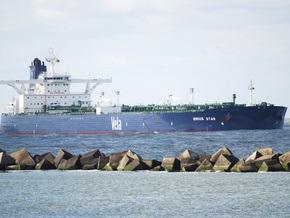 Захваченный саудовский танкер направляется к берегам Сомали
