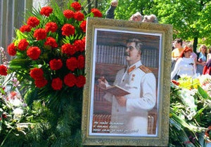 В Луганске коммунисты приравняли Сталина к Гитлеру