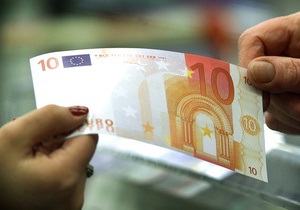 Евро и доллар незначительно снижаются на межбанке