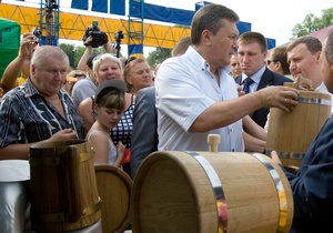 Фотогалерея: Чтобы огурцы хрустели. Янукович побывал на Сорочинской ярмарке