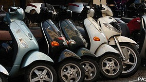 Водителям скутеров в РФ хотят запретить ездить без прав