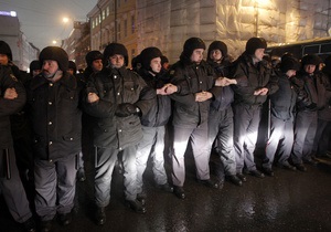 На Пушкинскую площадь в Москве, откуда начнется митинг оппозиции, прибывает полиция