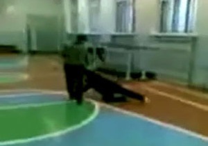 В России возбудили уголовное дело против школьника, избивавшего пожилую учительницу