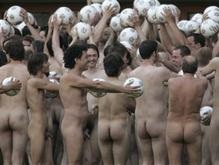 Более тысячи голых австрийцев вышли на стадион сфотографироваться