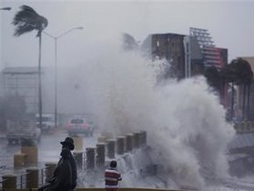 Власти Китая эвакуировали более 200 тысяч человек в связи с приближением тайфуна Муфта