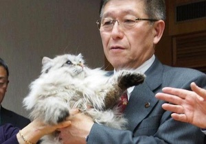 Путин подарил японскому губернатору кота