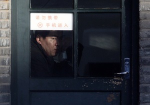 Китаец больше двух лет живет в телефонной будке