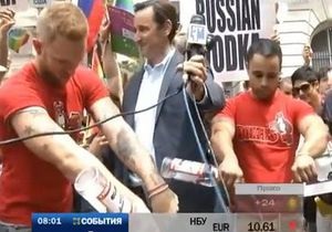 В Нью-Йорке геи облили водкой российское консульство
