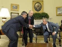 Буш принял в Овальном кабинете президента и премьера Косово