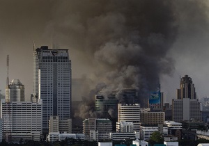 В Бангкоке подожгли телецентр: сто человек оказались в ловушке