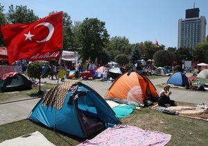 Турецкий Майдан в Стамбуле: Палатки, лотки с закусками и алкоголем, тысячи протестующих