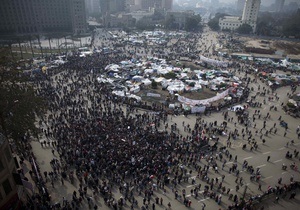 В Каире демонстранты сыграли свадьбу в окружении 300 тысяч человек