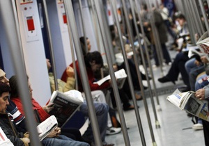 В Германии окна метро будут рассказывать рекламу спящим пассажирам