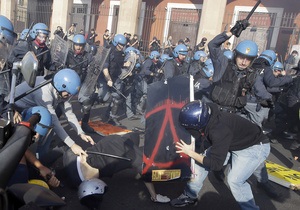 В Италии в столкновениях с демонстрантами пострадали около 30 полицейских