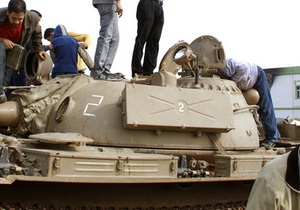 Повстанцы разграбили резиденцию Каддафи, его сторонники все еще оказывают сопротивление