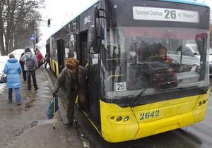 В Киеве неизвестные обстреляли троллейбус с пассажирами