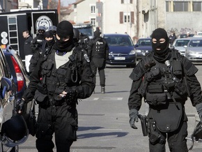 Французская полиция освободила заложников, захваченных грабителями в Севране