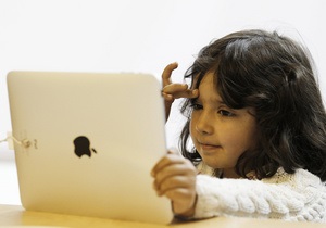 Игры на телефонах и планшетах вредят развитию детей - эксперты