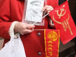 В Симферополе около тысячи человек отметили годовщину Октябрьской революции