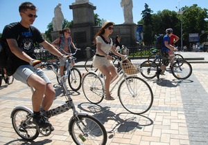 В Киеве открылись три велопарковки