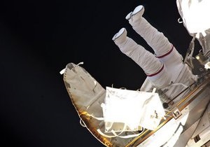Российские космонавты завершили работы за бортом МКС