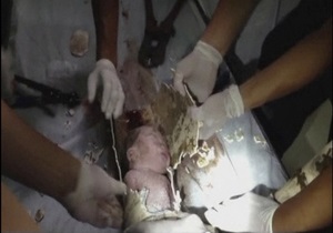 Новости Китая - странные новости: В Китае младенца достали из канализационной трубы
