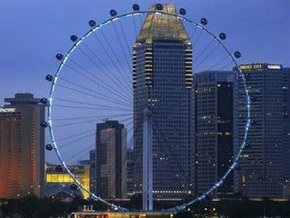 На высочайшем в мире колесе обозрения в Сингапуре застряли более 170 человек