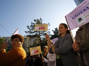 Сотни тысяч жителей Румынии вышли на акцию протеста против сокращения зарплат