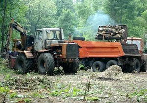 В Харькове противников вырубки деревьев вытеснили из парка: есть задержанные
