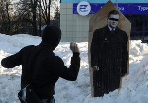 В Сумах портрет Януковича забросали яйцами