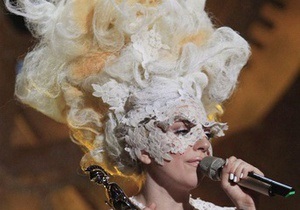 Альбом Lady Gaga в четвертый раз возглавил британский хит-парад