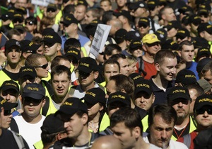 30 тысяч жителей Чехии вышли на митинг с требованием не сокращать зарплаты