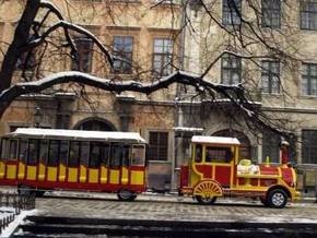 По центру Львова ездят экскурсионные чудо-поезда