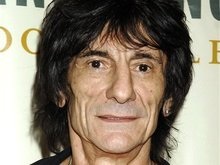 Гитарист The Rolling Stones поменял москвичку на клинику