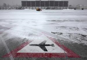 В аэропорту Парижа из-за снегопада самолет выехал за пределы взлетно-посадочной полосы