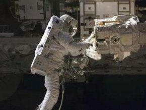 Астронавты с Atlantis совершили второй выход в открытый космос