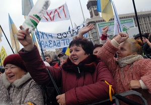 В палаточном городке на Майдане осталось около трехсот человек