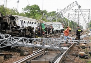 Поезд из Варшавы сошел с рельсов, один человек погиб, десятки пострадали