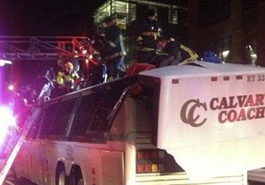 В Бостоне автобус врезался в надземный переход: пострадали свыше 30-ти человек