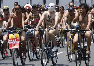 В Перу 300 голых велосипедистов провели акцию протеста