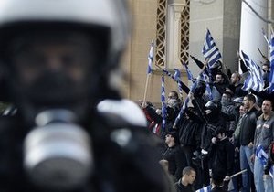 Беспорядки в Афинах: в городе подожгли банк и бюро правящей партии