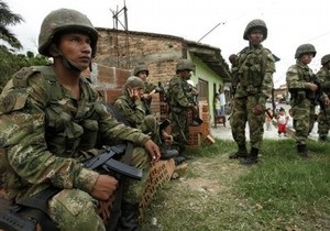 Колумбия и Венесуэла стягивают войска к границе