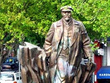 Во Франции хотят установить огромную статую Ленина