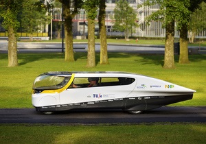 Голландцы создали первый в мире семейный автомобиль на солнечных батареях