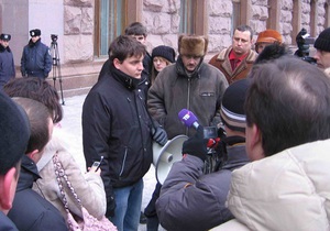 Неизвестный помешал киевлянам сжечь портрет Януковича у столичной мэрии