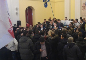 Новости Киева - штурм Киевсовета - Активисты искали Герегу для выяснения ситуации с Киевсоветом, она обещает пустить 20 человек на заседание