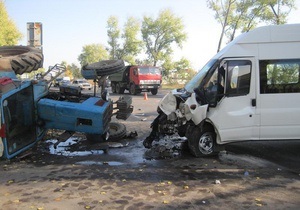 В Киевской области междугородный автобус столкнулся с трактором